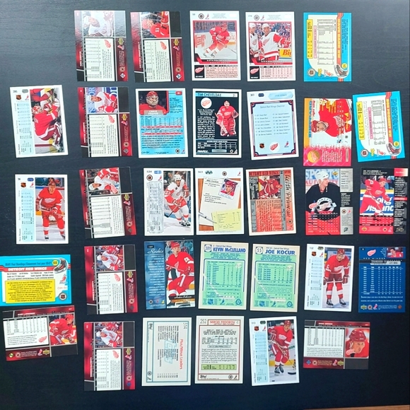 30+ Detroit Red Wings Hockey Cards from the 90's From Various Sets! - Picture 2 of 3